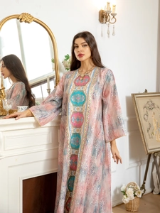 Détails de la broderie géométrique sur une robe Kaftan à manches longues rose et bleue