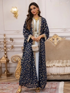 Détails de broderie et imprimé plumes dorées sur un ensemble abaya en mousseline bleu foncé