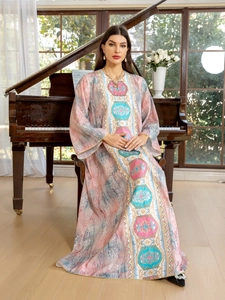Détails de l'imprimé floral abstrait et broderie sur une robe longue à manches longues