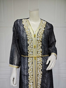 Detailansicht der Stickereien und Strasssteine auf einem schwarzen Kaftan-Kleid
