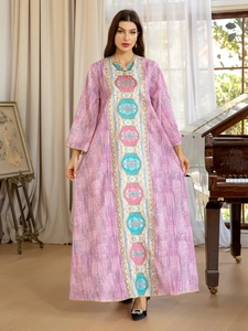 Vue détaillée de la robe jalabeya rose pourpre avec des motifs brodés géométriques