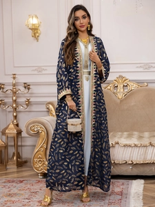 Détails du caftan bleu foncé avec motif de plumes dorées et broderie géométrique