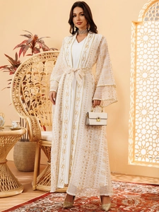 Détails de broderie dorée et poignets à volants sur cette élégante robe caftan en mesh