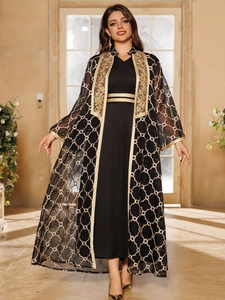 Detail der eleganten Goldstickerei und geometrischen Muster auf der schwarzen Abaya-Jacke