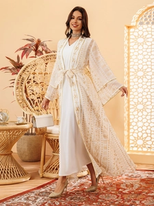 Détail d'un ensemble robe longue blanche élégante avec broderie exquise en maille dorée