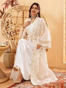 Détails d'un caftan en tulle blanc avec broderie géométrique dorée et manches évasées élégantes