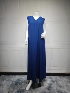 Détail d'une élégante robe longue sans manches bleu foncé avec drapé fluide et col V