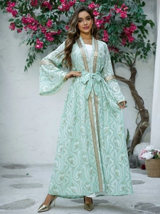 Ricamo floreale bianco e bordo in paillettes dorate su lungo abito abaya verde menta