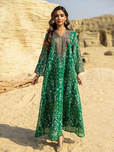 Détail de la robe longue ethnique verte avec broderie florale complexe au col en V