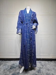 Détail de l'abaya en mesh bleu marine avec broderie blanche et ceinture assortie
