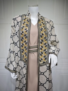 Details des orientalischen Sets mit geometrischer Abaya und goldener Blattstickerei