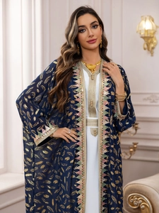 Détails de broderie et imprimé plumes dorées sur élégante robe caftan à manches longues