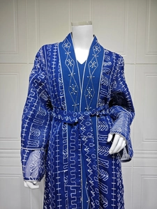 Vue détaillée de l'abaya bleu marine avec broderies blanches et perles sur le décolleté