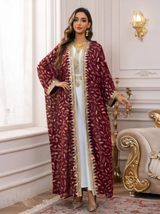 Détail d'abaya bordeaux avec imprimé plume dorée et bordures brodées de perles colorées