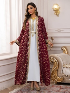 Vue détaillée de l'abaya en mousseline bordeaux avec imprimés plumes et franges