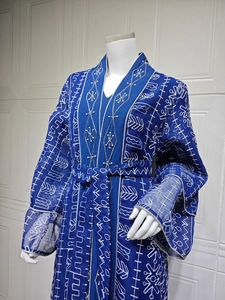 Détail de l'abaya en maille bleu marine avec broderies blanches et perles au décolleté