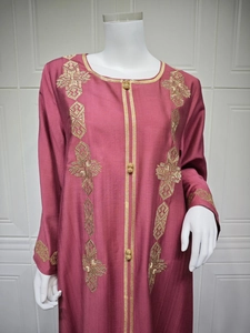 Broderies géométriques dorées sur une robe caftan ethnique rouge foncé avec boutons dorés