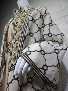 Detailansicht der goldenen Blätter-Stickerei und schwarzen geometrischen Muster am Abaya