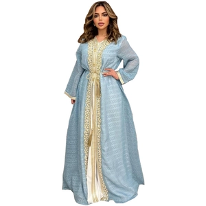 Elegantes hellblaues besticktes Kaftan-Kleid mit edlen Strasssteinen und goldener Kordel.