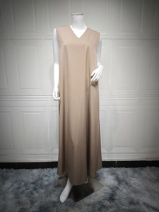 Detailansicht von khakifarbenem ärmellosem Maxikleid mit V-Ausschnitt auf Schaufensterpuppe