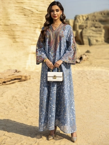 Détail du caftan bleu clair brodé avec des franges et des motifs géométriques