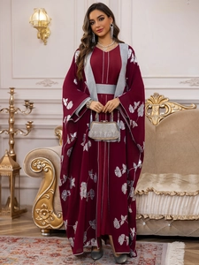 Broderies florales argentées et sequins sur une robe de soirée abaya bordeaux
