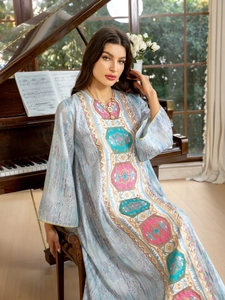 Détail du tissu de caftan bleu clair avec broderies ethniques et finitions brillantes