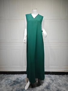 Détail d'une élégante robe longue sans manches vert foncé avec texture lisse premium