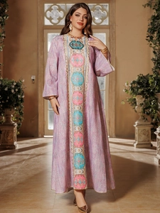 Détails de broderie florale et perles sur une robe caftan de couleur lavande