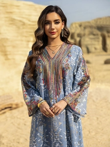 Détail du caftan bleu clair avec broderie ethnique et design col en V élégant