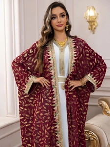 Détail du cardigan en mousseline rouge avec plumes dorées et broderies sequins