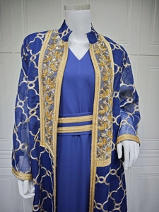 Detailansicht des dunkelblauen Kaftans mit aufwendigen goldenen Pailletten-Stickereien