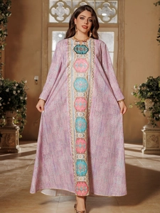 Détail de la broderie florale géométrique sur la robe caftan texturée lavande