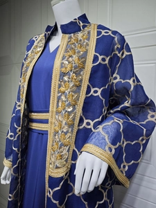 Detailansicht der goldenen Blattstickerei am Ärmel des dunkelblauen Chiffon-Cardigans
