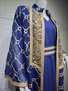Detail der dunkelblauen Abaya mit aufwendiger Goldblatt-Paillettenstickerei und Stoff