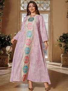 Détail de la robe kaftan lilas avec broderies géométriques et bordure dorée