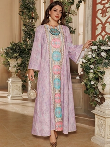 Détails brodés de perles exquis sur une robe Abaya rose à fleurs avec des paillettes