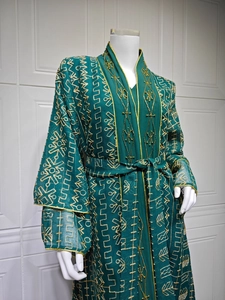 Détails de l'abaya en tulle vert foncé avec broderie dorée ondulée et perles fines