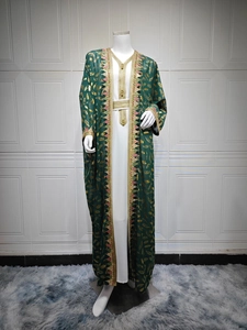 Détail du caftan en mousseline verte avec imprimé feuille d'or et broderie ethnique