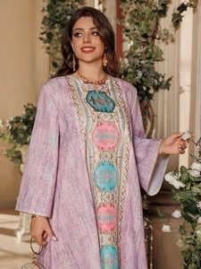 Détail d'une robe à fleurs élégante avec broderies géométriques bleues et roses