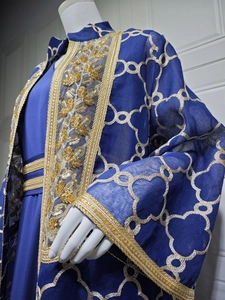Detaillierte Goldstickerei und Pailletten auf tiefblauem Kaftan mit Schnürärmeln