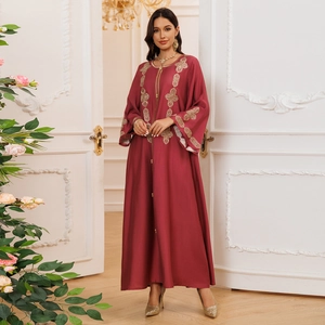 Élégante Abaya bordeaux avec broderie dorée et tissu texturé pour femmes