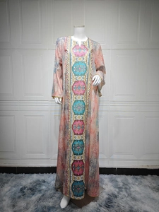 Broderie détaillée avec des motifs géométriques colorés sur robe rose à manches longues