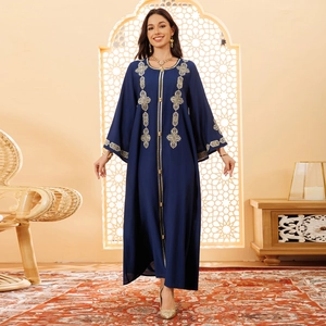 Robe longue bleu marine de style moyen-oriental avec broderie dorée et manches