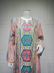 Détail de la broderie florale et des motifs géométriques sur cette robe à manches longues