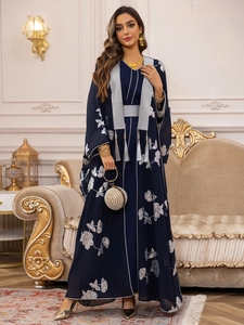 Broderie florale argentée et franges détaillées sur robe Abaya bleu marine chic