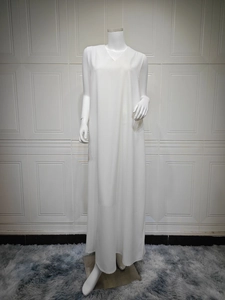 Détail de la robe blanche sans manches à col en V avec broderie en maille élégante