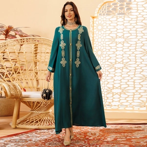 Abaya vert foncé avec broderie géométrique dorée complexe et accessoires de mode assortis