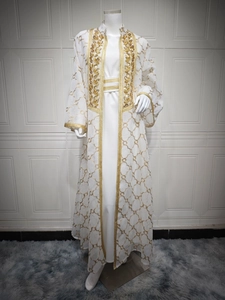 Details der goldenen Blattstickerei und geometrischen Muster am weißen Kaftan-Set