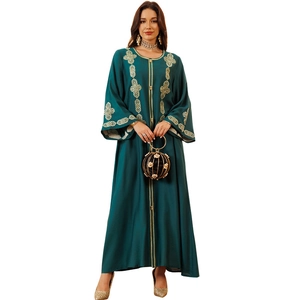 Robe caftan musulmane vert foncé élégante avec broderies dorées et manches larges